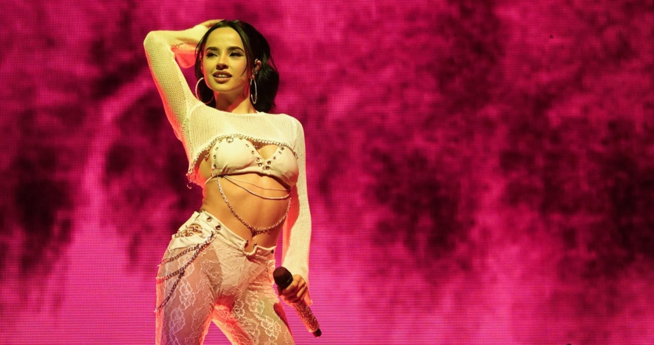Becky G, la artista latina favorita del año: talento, orgullo y una lección de historia en los AMAs 2025