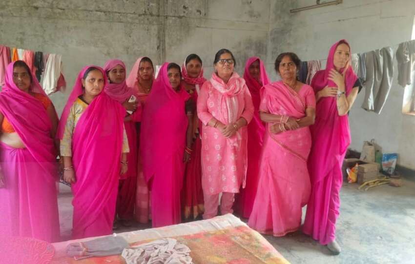 Banda Gulabi Gang: las mujeres que vestidas de rosa y con palos de bambú luchan contra la violencia machista