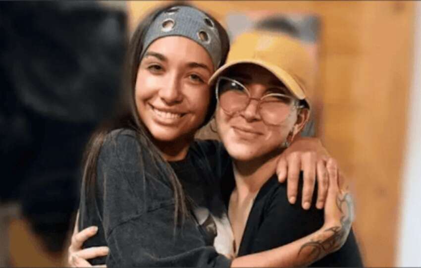 María Becerra visita ayuda económicamente a fan con cáncer que quería conocerla