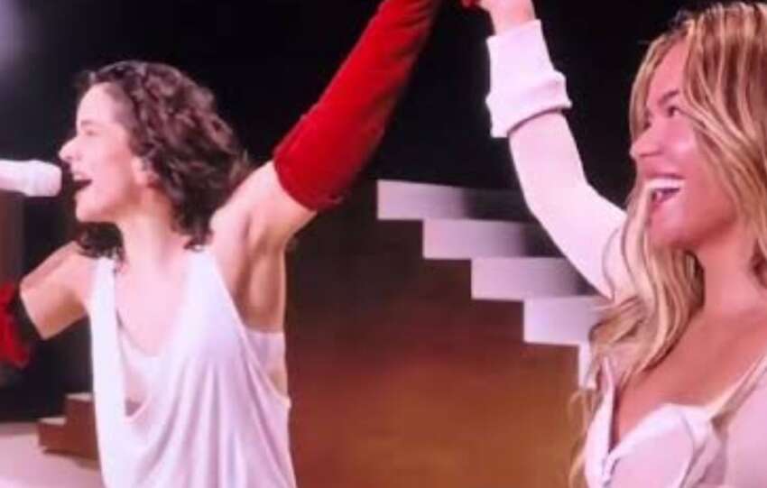 Rosalía invitó a Karol G al confesionario en concierto del LUX Tour